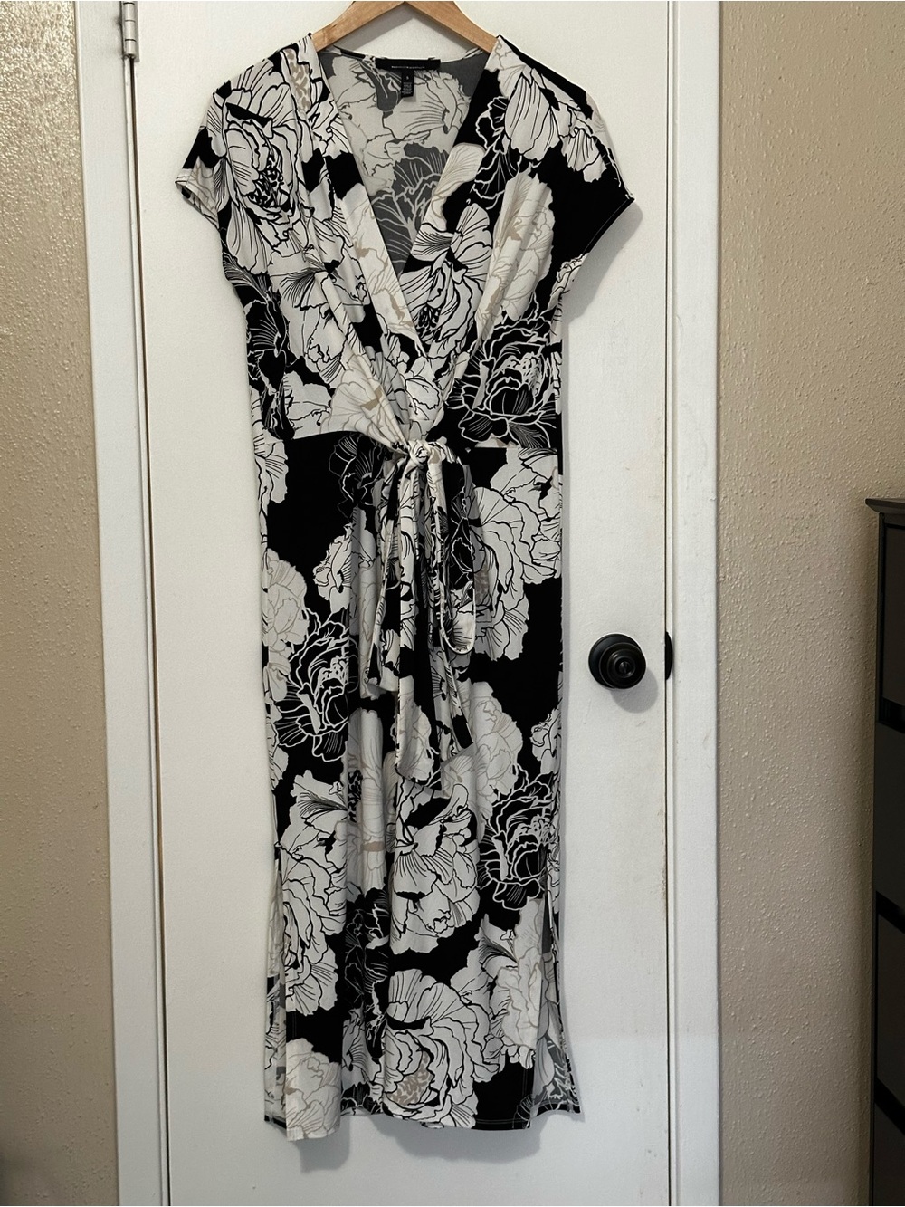 White House Black Market Black & White Floral V-Neck Knot-Front Maxi Dress Small